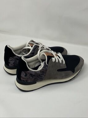 NEW Clarks women’s Black Gray suede Lace-Up Sneakers classic stylish laces 8.5